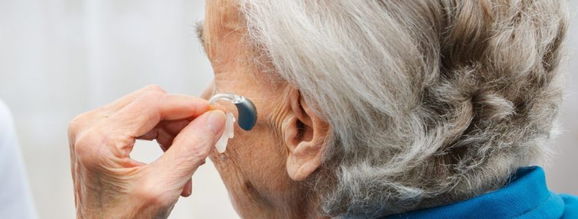 opieka nad osobą starszą niedosłyszącą