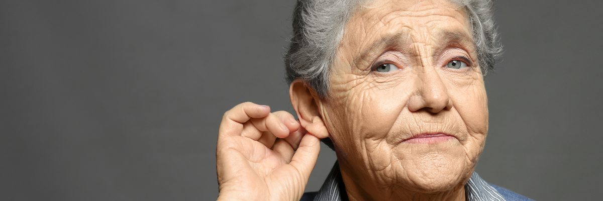osoba cierpiąca na głuchotę starczą